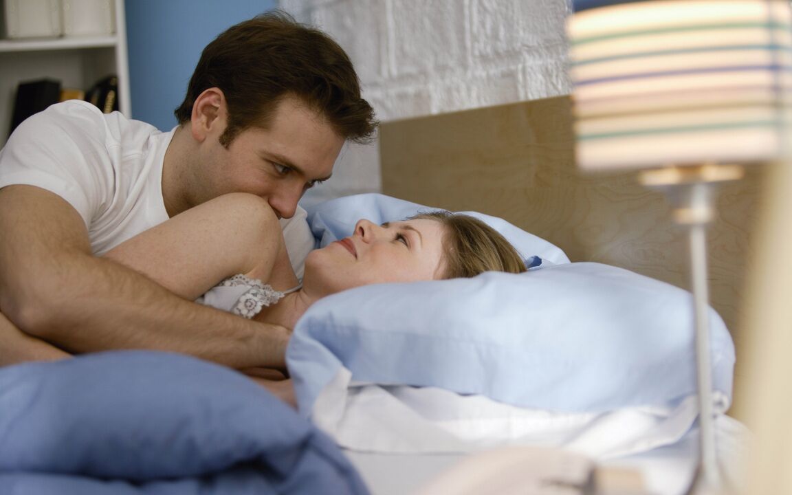 o femeie în pat cu un bărbat care și-a mărit penisul