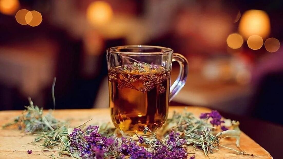 Un decoct de ceai vindecător de fireweed va proteja un bărbat de inflamație